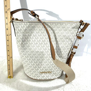 Michael Kors Brooke Leather Bucket Handbag NWT